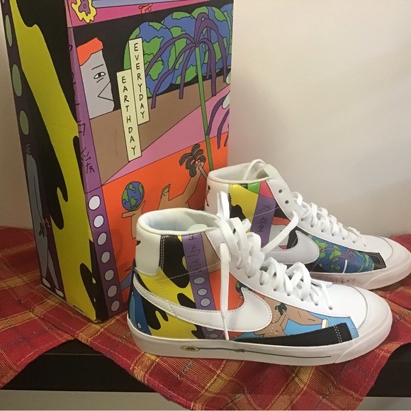 Special Edition Nike -Brand new, never wear before. Size 8.5 White with prints - Picture 5 of 5